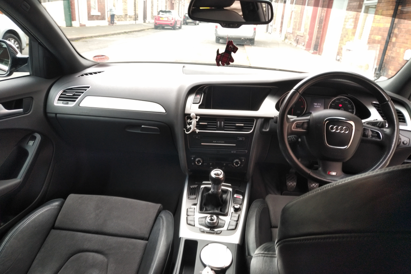 Illustration for article titled Today's clean, 2014 VW T5 van and 2010 Audi A4 S-Line